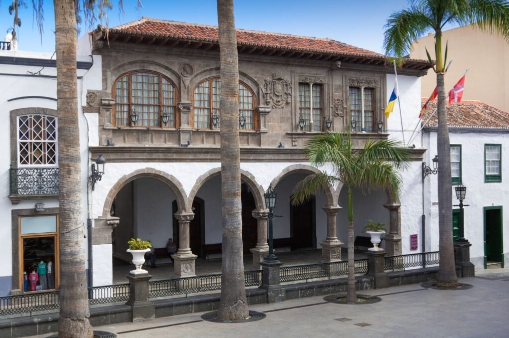 Vista del Ayuntamiento de Santa Cruz de La Palma desde la Plaza de España