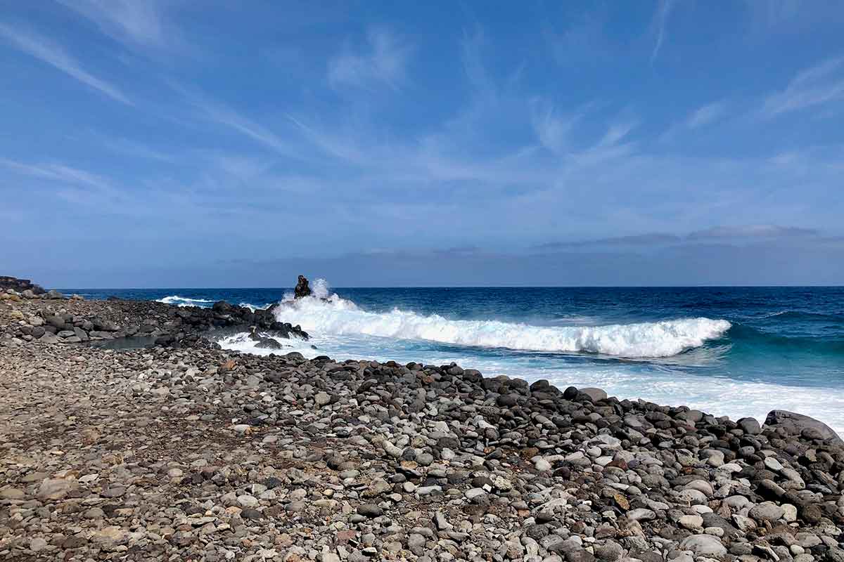 Playa de piedra en la costa de noreste de La Palma