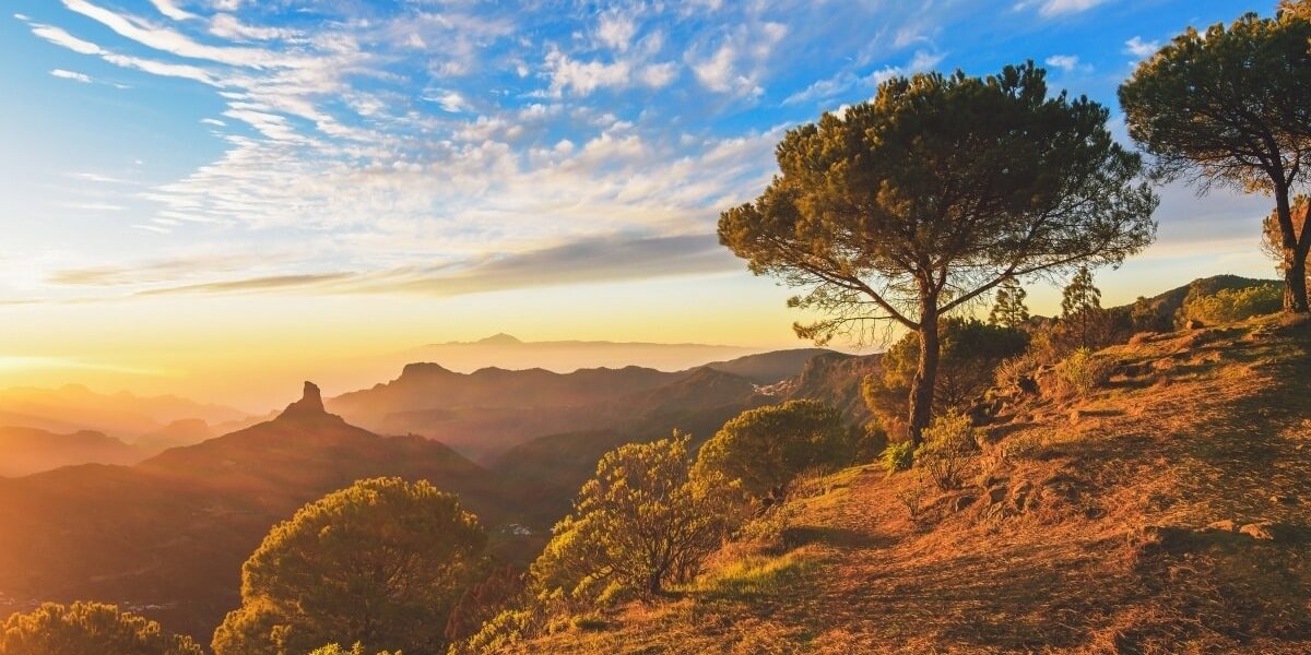 Roque Nublo en el centro de Gran Canaria, con el Pico del Teide al fondo