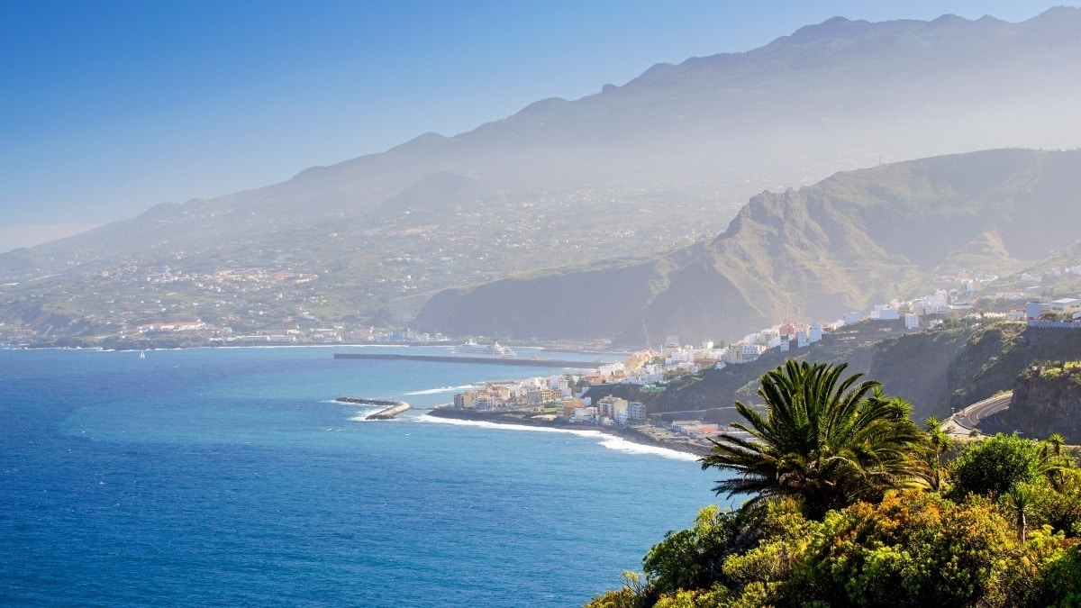 Isla de La Palma con vista a Santa Cruz y a la Rurta de Los Volcanes