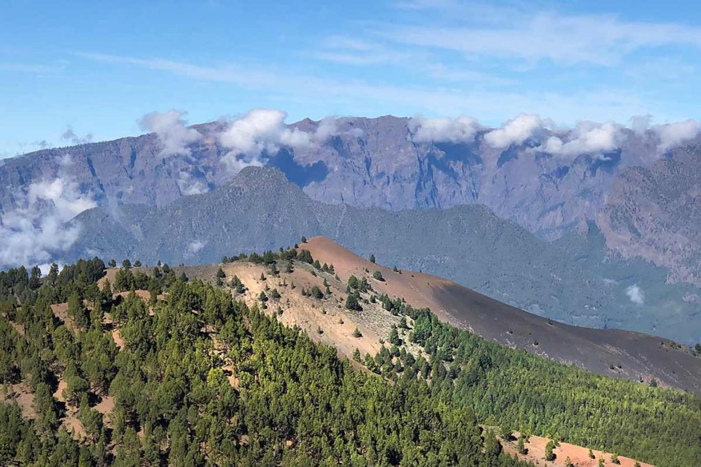 Ruta de los Volcanes en La Palma con el Birigoyo y en el fondo la Caldera de Taburiente