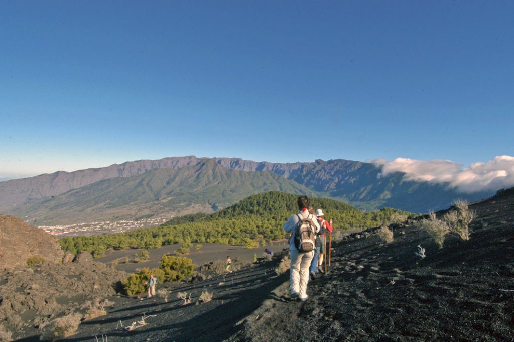 Colada del Volcan San Juan con vistas a La Caldera de Taburiente