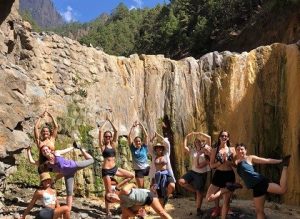 Cascada de Colores en La Palma con grupo de chicas haciendo Yoga